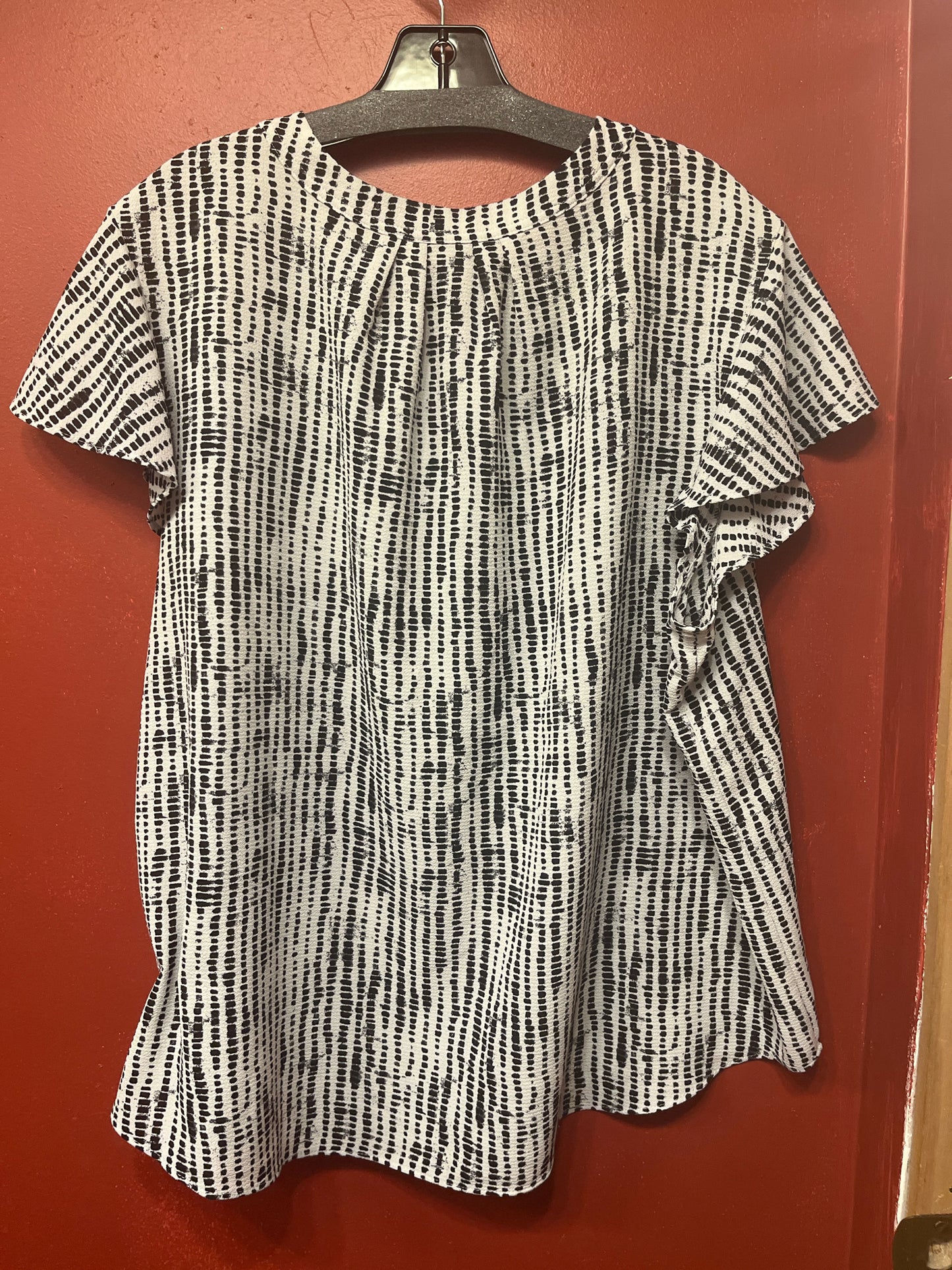 Size 2X CK B/W V Neck Abstract Blouse