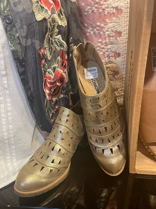 Shoe Size 7 Sonoma Gold Cutouts metallic Heels